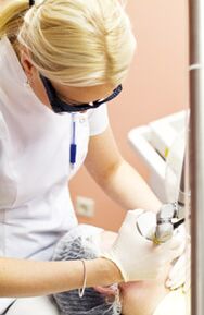 医生进行光热解手术